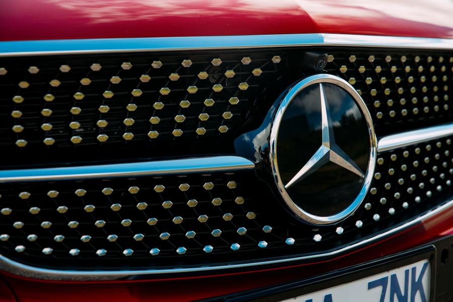 Логотип Mercedes-Benz E300 AMG Line Coupe 2017 года  (AU) (фото 4 из 40)